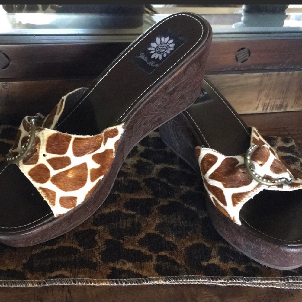 Woman’s size 10 Yellow Box slides